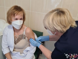 Vakcinēties izvēlas aptuveni puse mediķu