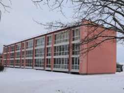 Ozolos priecē siltinātā daudzdzīvokļu māja