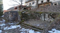 Skaistais tepat līdzās