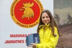 Labākie sportisti saņem balvas individuāli
