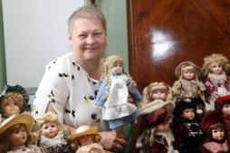 Vairāk nekā simt porcelāna leļļu kolekcijā