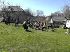 Atsāk nodarbības ārā