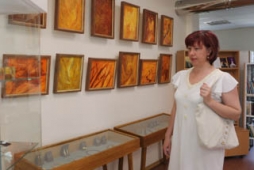 Dzintara starojums rotās un gleznās
