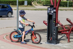 Madonā uzstādīta velosipēdu remonta stacija