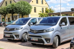 Pašvaldībai piegādāti  divi nomas mikroautobusi