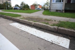 Apgrūtina nokļūšanu uz trotuāriem
