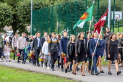 1. klases skolēni saņem dāvanu