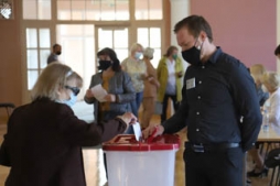Par deputātiem ievēlē triju partiju pārstāvjus