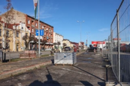 Atjauno trotuāru un veic citus darbus