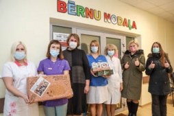 Bērni svētkos iepriecinās mazos pacientus