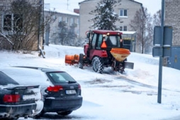 Uz ceļiem bīstamību rada apledojums