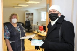 Izsniedz medicīniskās maskas