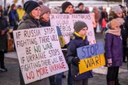 Ukrainas atbalsta mītiņš pulcē madoniešus