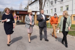 Iepazīst situāciju un problēmjautājumus