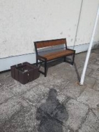Uzstāda jaunus, vienādus soliņus