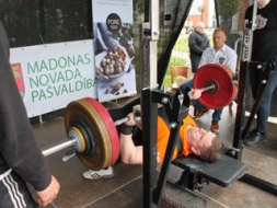 Cik reižu varat uzspiest svara stieni?