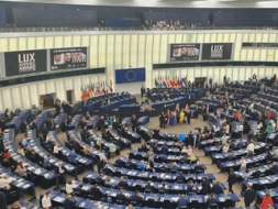 Strasbūra pabaro skatu uz notiekošo