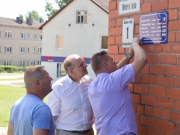 Madonā atklāj mieru simbolizējošu plāksni
