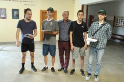 Divpadsmito klašu skolēni saņem sertifikātus