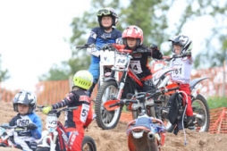 Trenējas starptautiskajā mototriāla nometnē