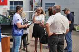 Uzklausa viedokļus un sniedz atbildes uz jautājumiem