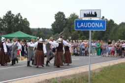 Ļaudonā atklāj asfaltēto ceļa posmu