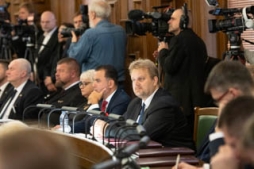 Jaunievēlētais parlaments sācis darbu