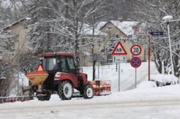 Madonas ielās sākusies sniega tīrīšana