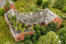 Komisija apzinās vidi degradējošās būves novadā