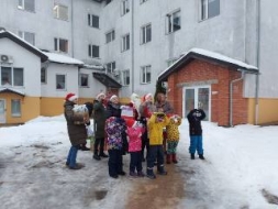 Iepriecina Ziemassvētku laikā