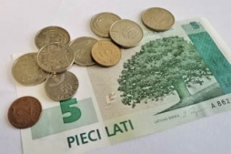 Latu naudaszīmju maiņa turpinās