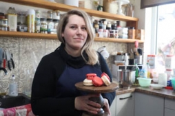 Rokdarbniece un kūku meistare