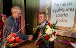 Pasniedz balvas sporta laureātiem