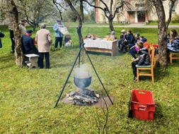 Pie balti klāta galda godina Latviju