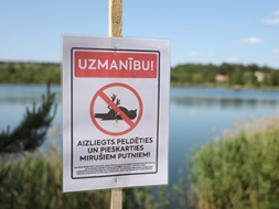Karjera ezerā — „Aizliegts peldēties!”