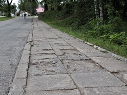 Ērgļos Oškalna ielā atjaunos trotuāra segumu