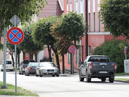 Tirgus ielā Madonā automašīnām stāvēt aizliegts