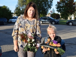 Skolas pagalmu rotā krāsainas kompozīcijas