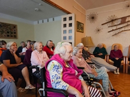 Senioru dienā iepriecina pansionāta iemītniekus