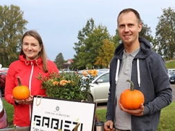 Pirmoreiz tirgū ar saules ogām — cepamo ķirbju kalnu