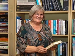 Dzīvi saista ar darbu bibliotēkā
