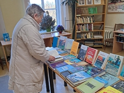 Plauktos sagūlušas jaunās grāmatas