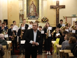 Pūtēji tricina baznīcas mūrus