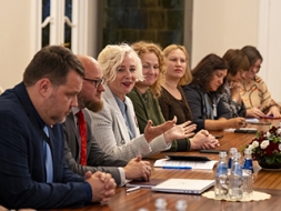 Pirmo reizi Saeimas priekšsēdētāja uz tikšanos aicina reģionālos medijus