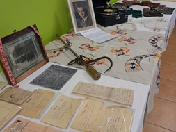 Ielūkojoties vecvecāku pūra lādē