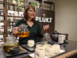 Uz skatuves — “Plūkt” tējas