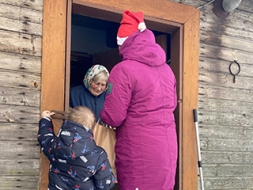 Svētku laikā iepriecina seniorus