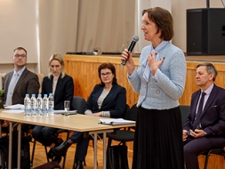 Viesojas vides aizsardzības un reģionālās attīstības ministre Inga Bērziņa