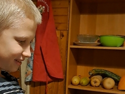 Saņem lasošākās ģimenes diplomu