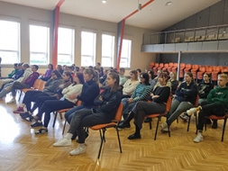 Vidusskolēni iepazīstas ar policistu darba ikdienu